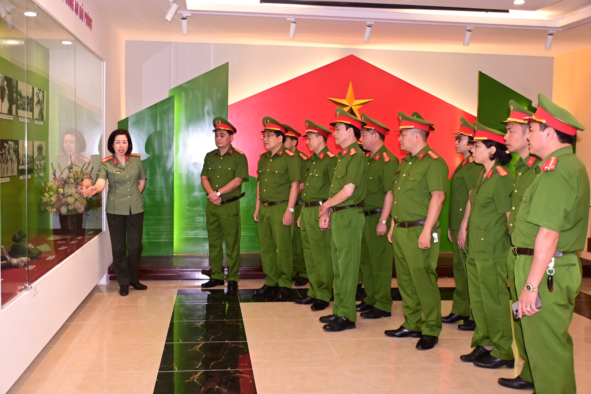 Phòng Cảnh sát quản lý hành chính về trật tự xã hội: Dâng hương Bác Hồ và thăm Phòng truyền thống Công an thành phố